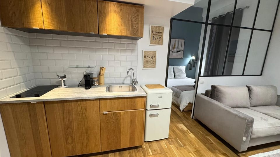 Kitchen or kitchenette, Seating area, stove