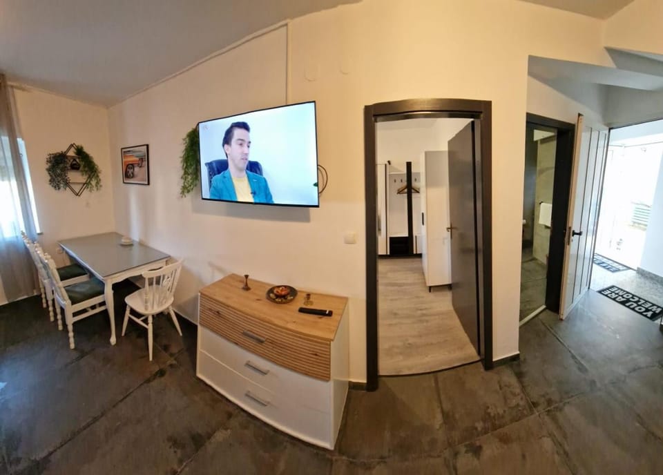 TV and multimedia, Living room, Seating area, Dining area
