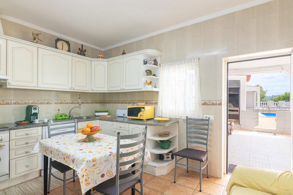 Kitchen or kitchenette, Dining area, minibar, stove, toaster