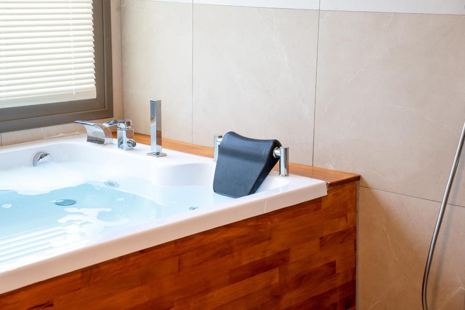Hot Tub, Bathroom