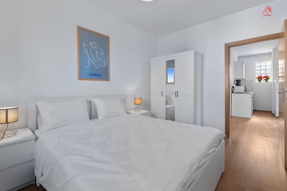 Bed, Kitchen or kitchenette, Photo of the whole room, Bedroom, oven