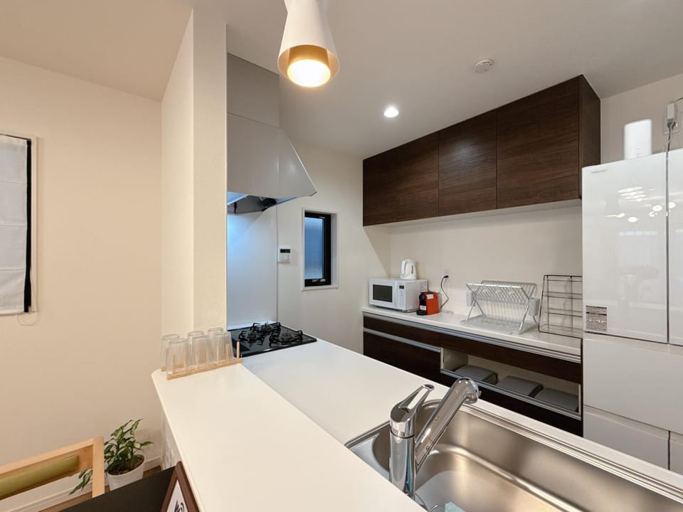 Kitchen or kitchenette, Dining area, microwave