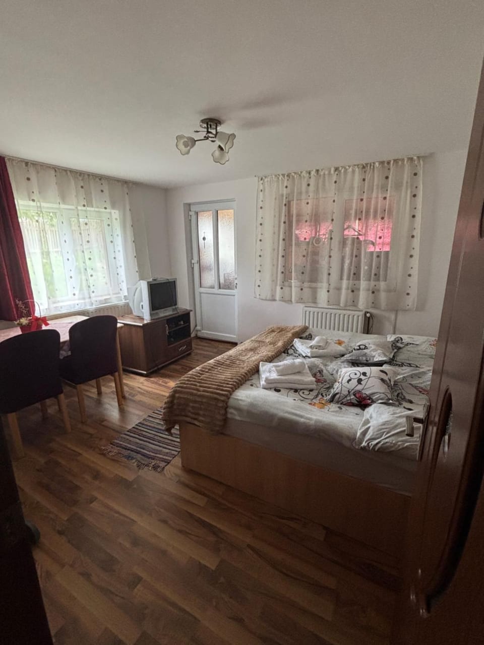 Bed, TV and multimedia, Photo of the whole room, Seating area, Bedroom