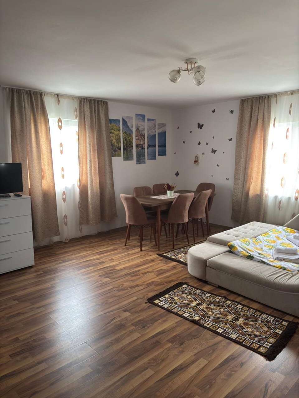 Bed, Photo of the whole room, Seating area, Bedroom