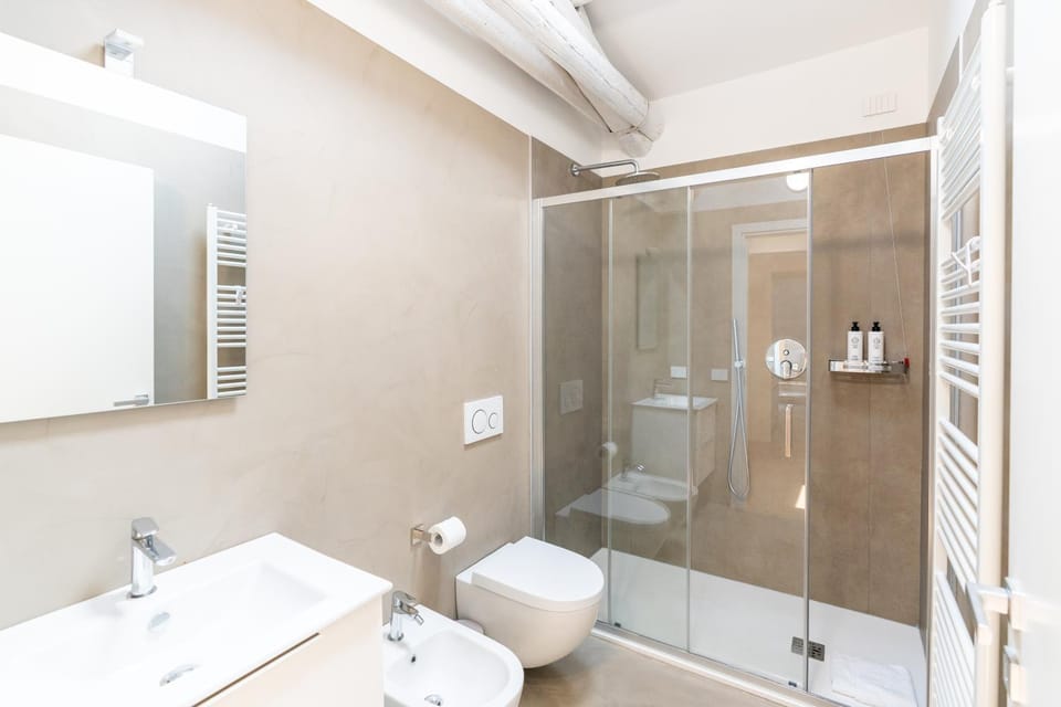 Shower, Toilet, Bathroom, bidet, towels