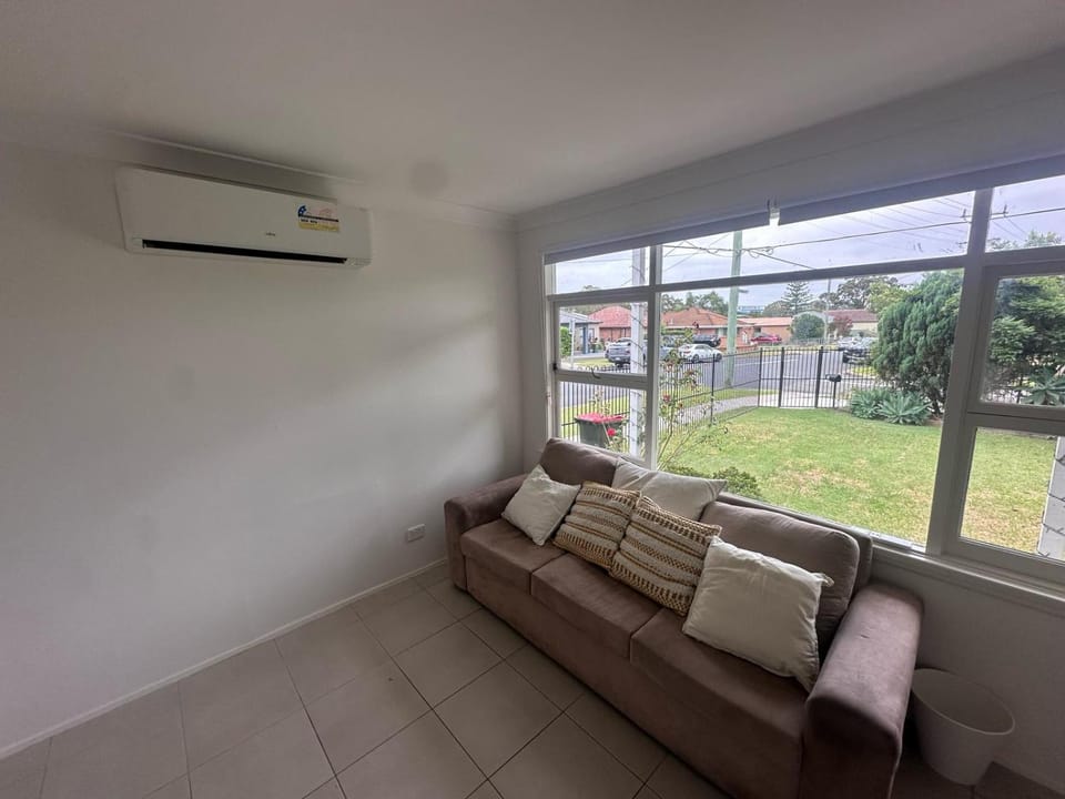Queen Room in with Balcony and Swimming Pool - SW5 Vacation rental in Merrylands