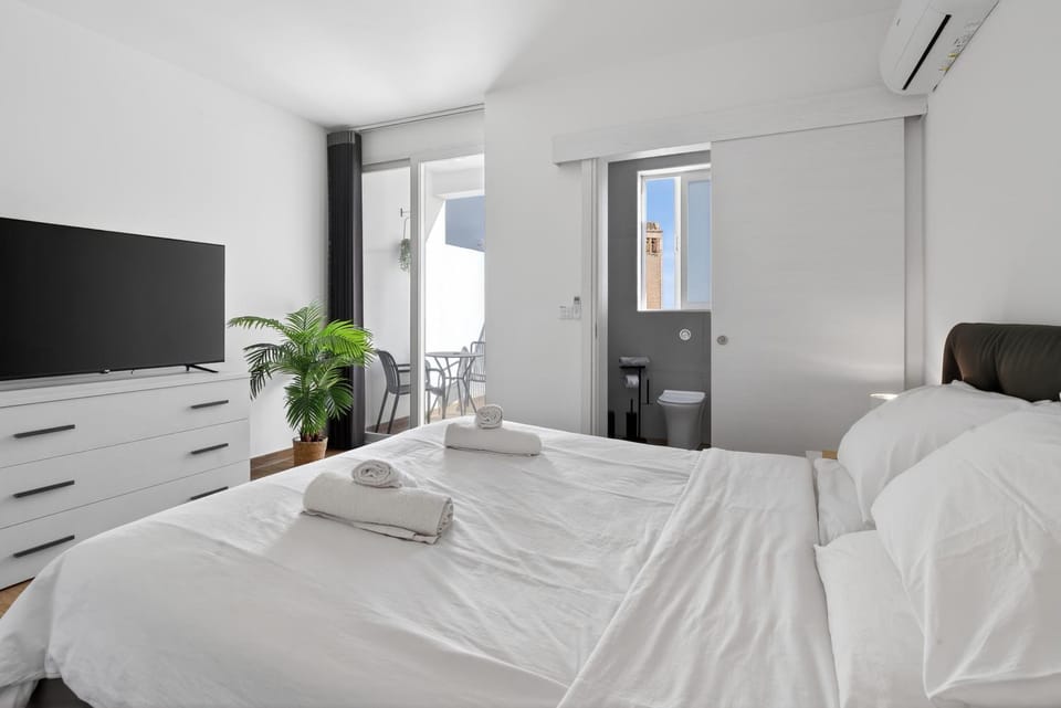 Bed, TV and multimedia, Bedroom, air conditioner