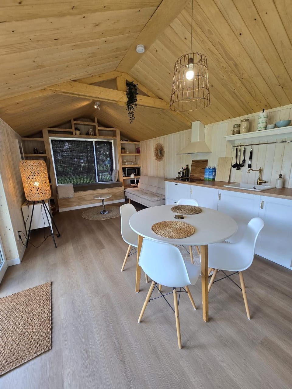Kitchen or kitchenette, Dining area, stove