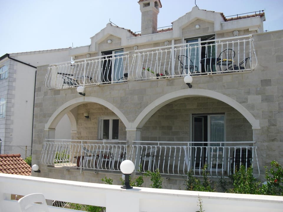 Facade/entrance, Balcony/Terrace