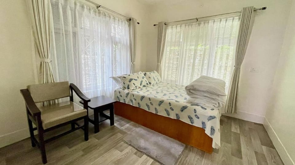 Bed, Photo of the whole room, Seating area, Bedroom