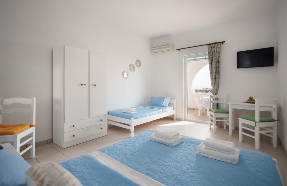 Bed, TV and multimedia, Photo of the whole room, Bedroom, air conditioner