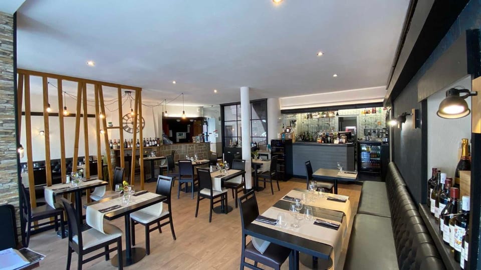 Restaurant/places to eat, Lounge or bar, Lounge or bar