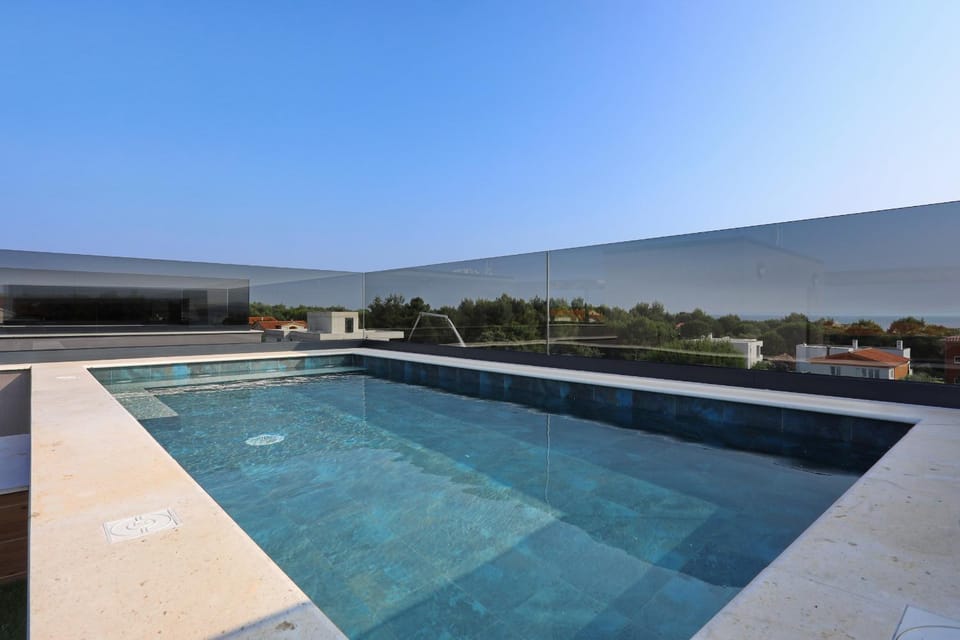 Day, Swimming pool