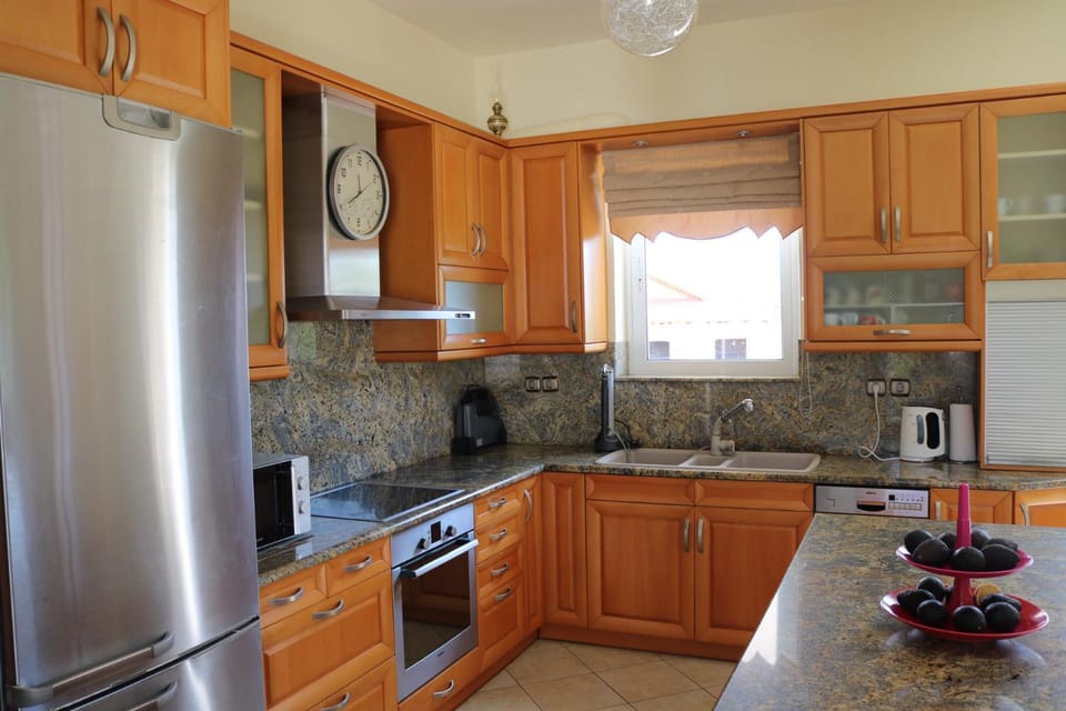 Coffee/tea facilities, microwave, oven, stove, toaster