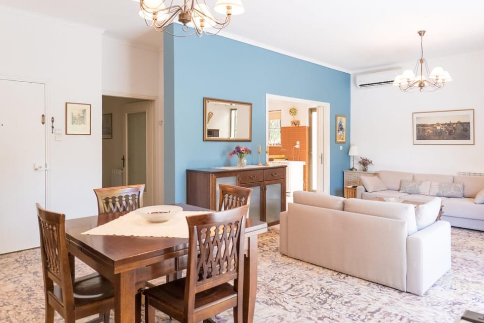 Living room, Seating area, Dining area, fireplace, air conditioner