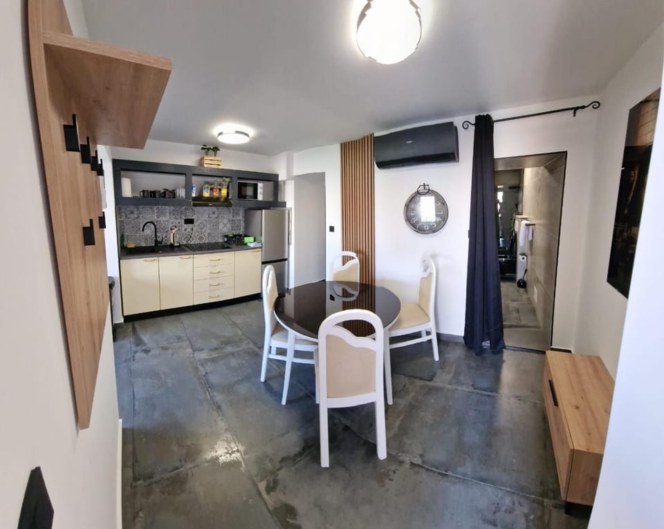Kitchen or kitchenette, Living room, Seating area, Dining area