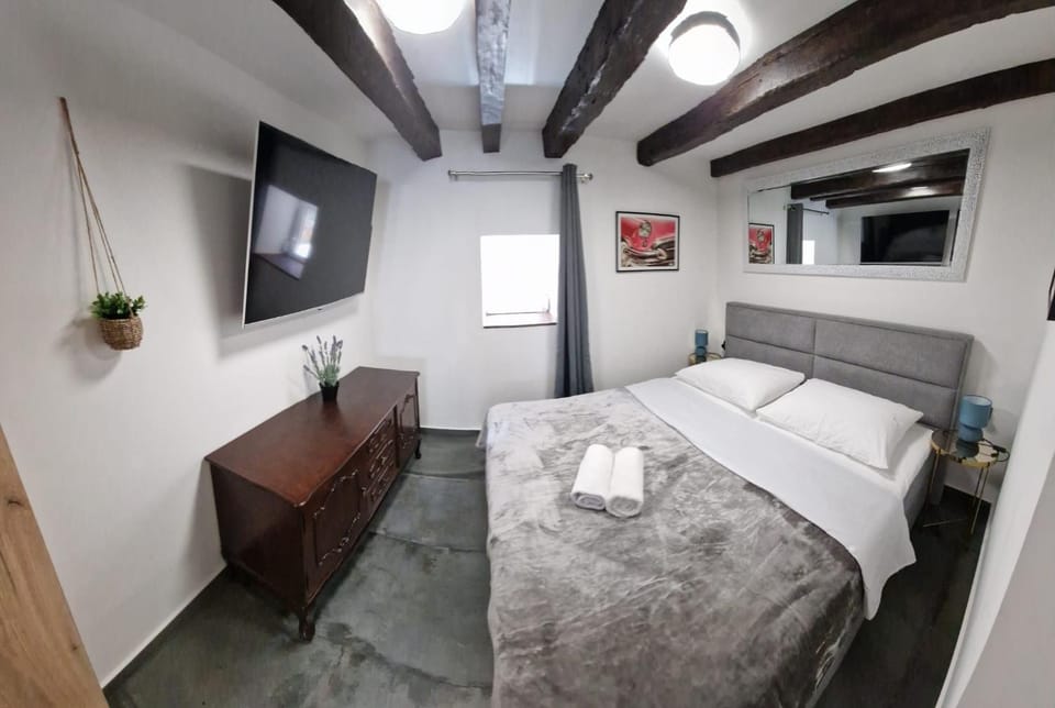 Photo of the whole room, air conditioner