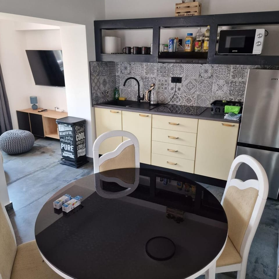 TV and multimedia, Kitchen or kitchenette, Living room, Dining area, stove