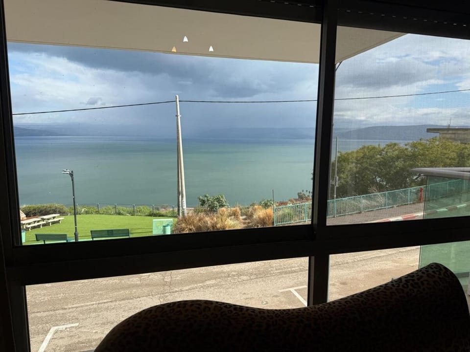 Kinneret View - 1st Row, Stylish Apartment Apartment in Tiberias