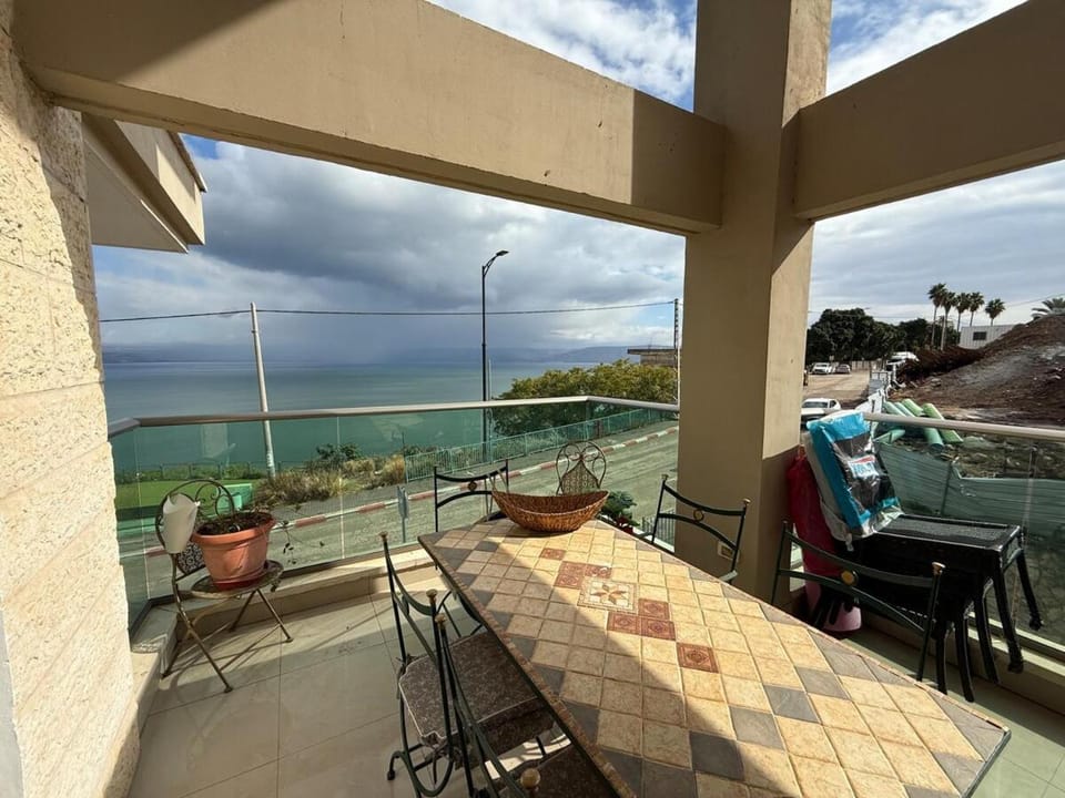 Kinneret View - 1st Row, Stylish Apartment Apartment in Tiberias