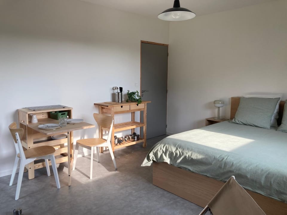 Bed, Photo of the whole room, Dining area