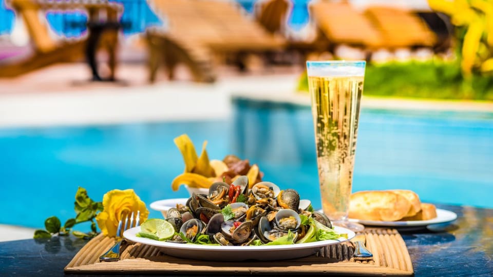 Food close-up, Swimming pool, Alcoholic drinks