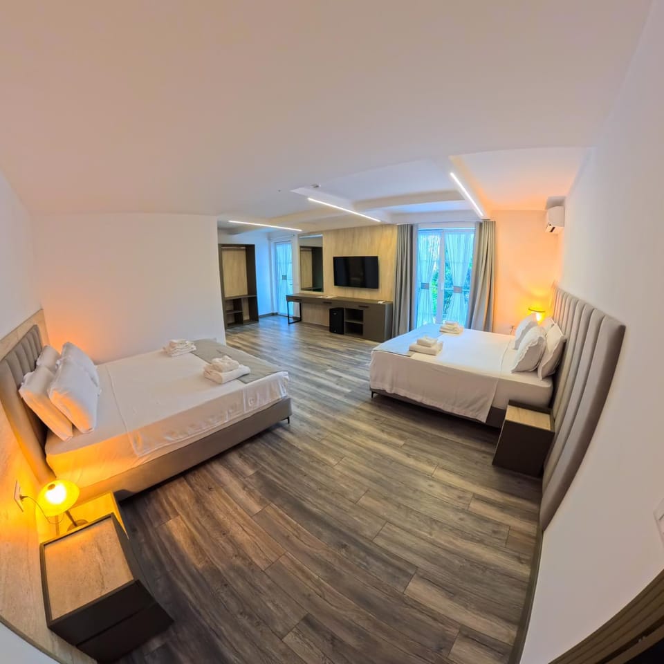 Bed, TV and multimedia, Photo of the whole room, Bedroom