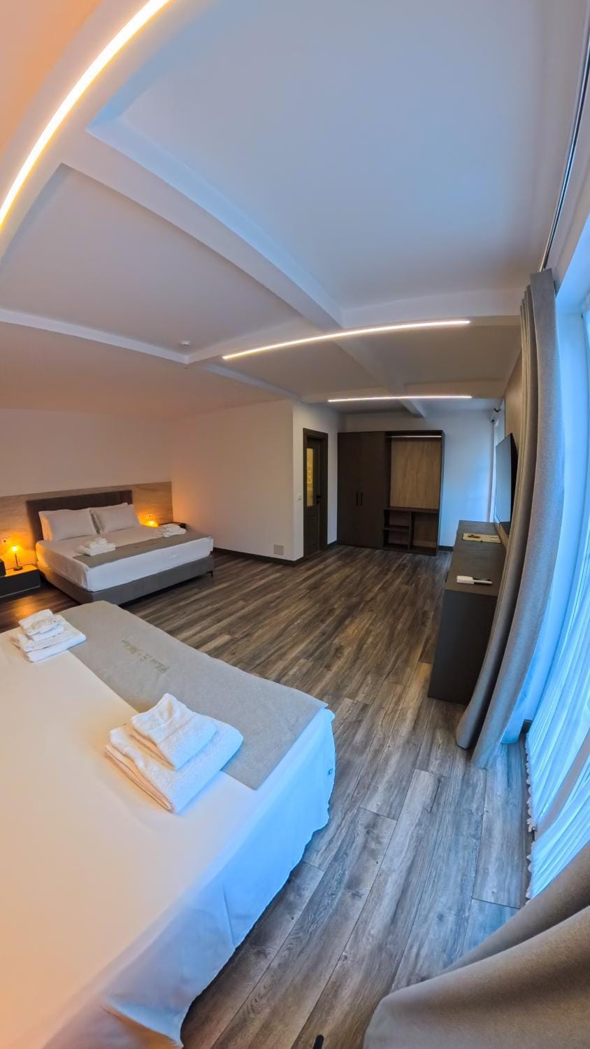 Bed, TV and multimedia, Photo of the whole room, Bedroom