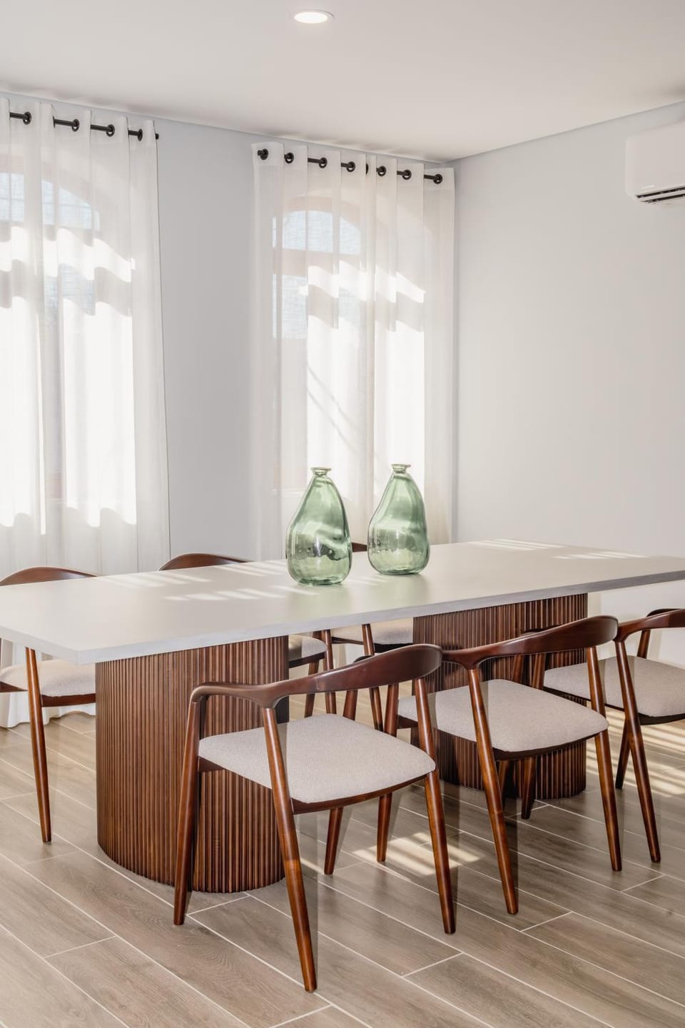 Living room, Seating area, Dining area, air conditioner