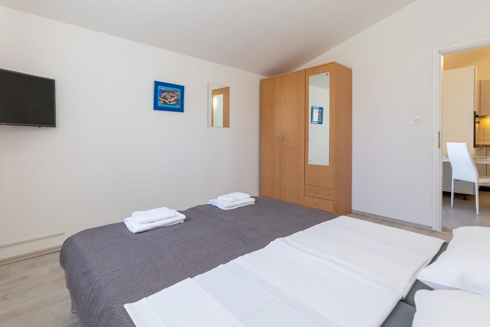 Bed, TV and multimedia, Bedroom