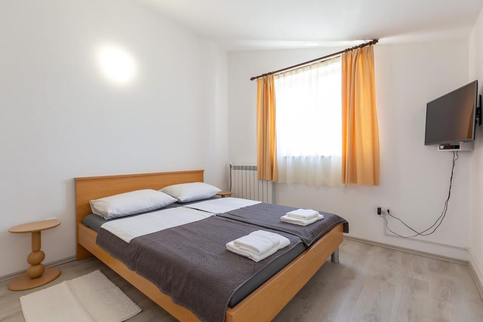 Bed, TV and multimedia, Photo of the whole room, Bedroom, towels