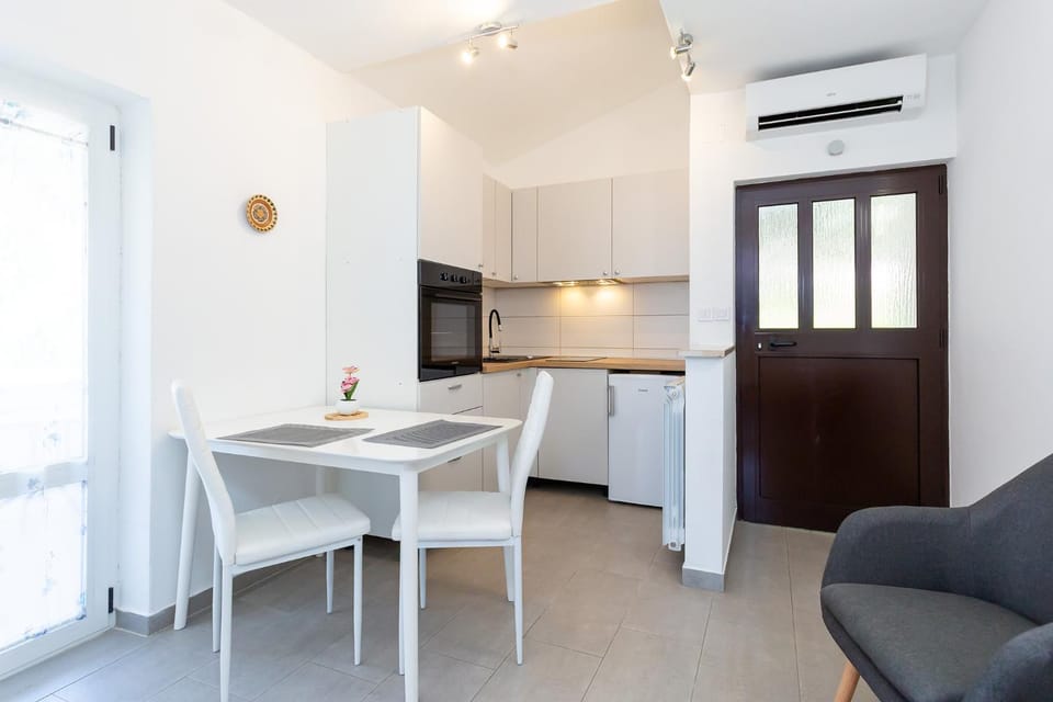 Kitchen or kitchenette, Living room, Dining area, minibar, oven, stove, air conditioner