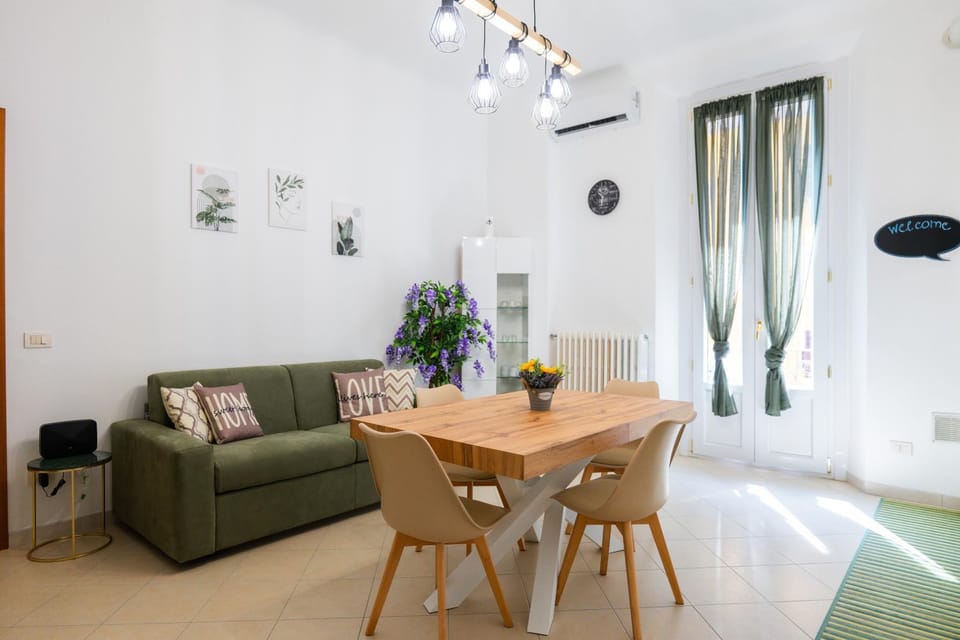 Living room, Seating area, Dining area, air conditioner