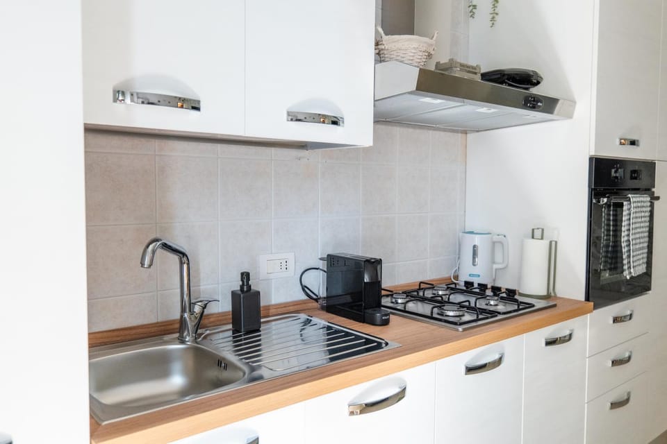 Coffee/tea facilities, Kitchen or kitchenette, stove, toaster