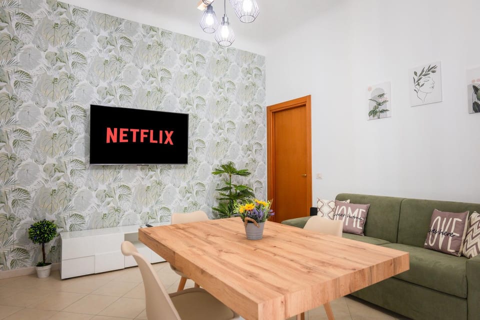 TV and multimedia, Living room, Seating area, Dining area