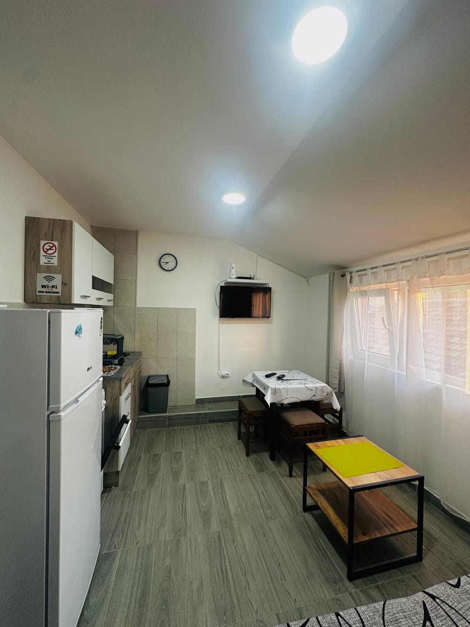 Bed, TV and multimedia, Kitchen or kitchenette, Photo of the whole room, oven