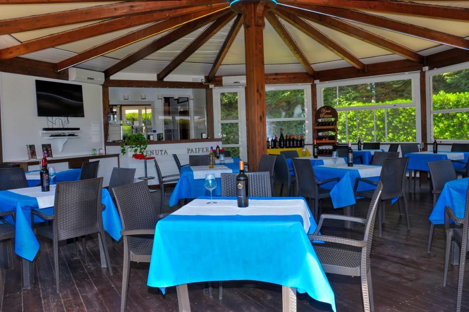 Restaurant/places to eat, Communal lounge/ TV room, TV and multimedia, Lounge or bar, Evening entertainment