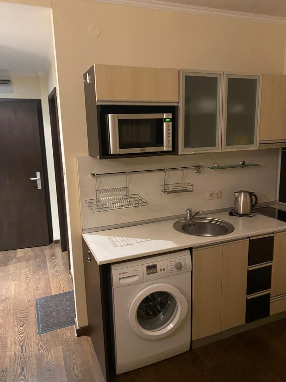 Kitchen or kitchenette, stove, washing machine