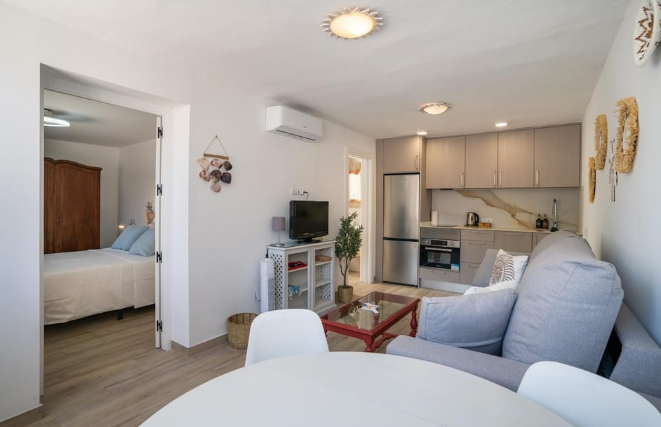 TV and multimedia, Kitchen or kitchenette, Living room, Photo of the whole room, Seating area, Dining area, Bedroom, oven, stove, toaster