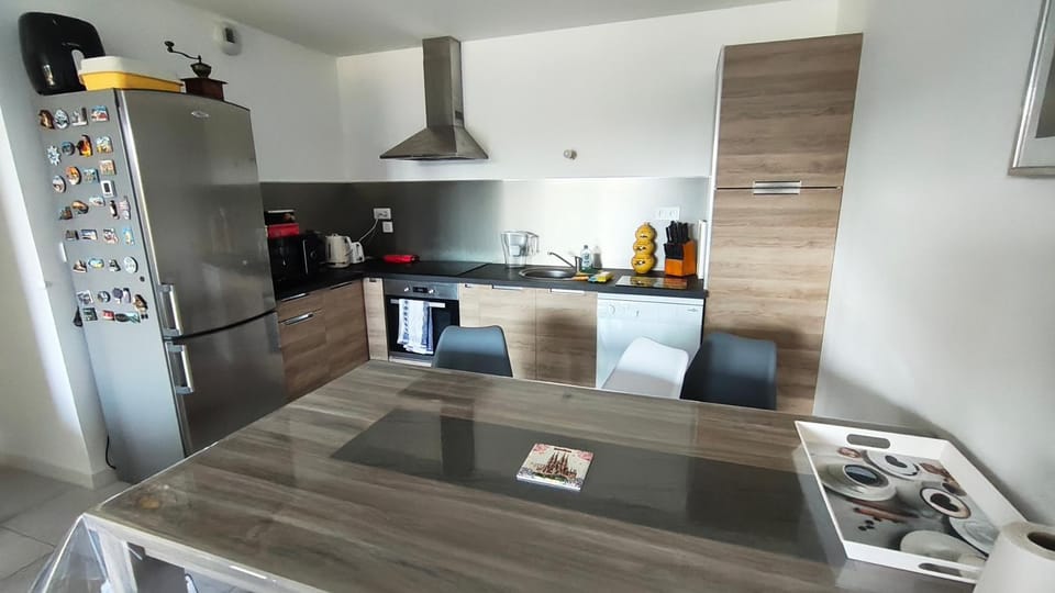 Coffee/tea facilities, Kitchen or kitchenette, Dining area, dishwasher, oven, stove, toaster