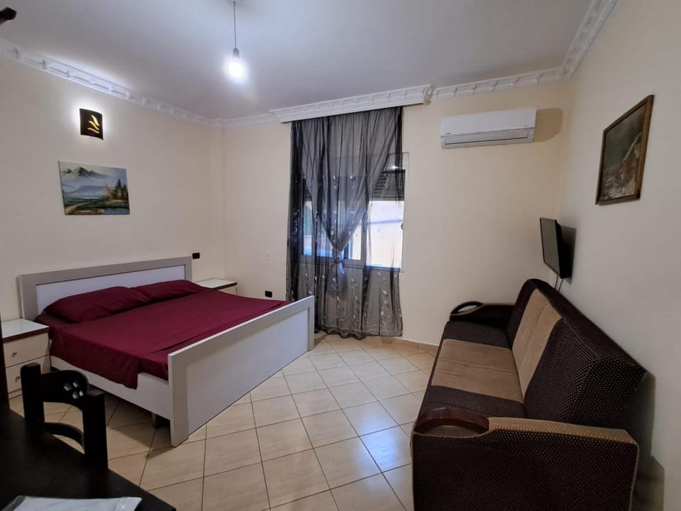 Bed, TV and multimedia, Living room, Photo of the whole room, Seating area, Bedroom, air conditioner