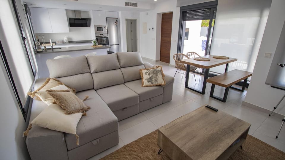 Kitchen or kitchenette, Living room, Seating area, Dining area