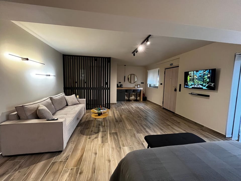 TV and multimedia, Seating area, Bedroom