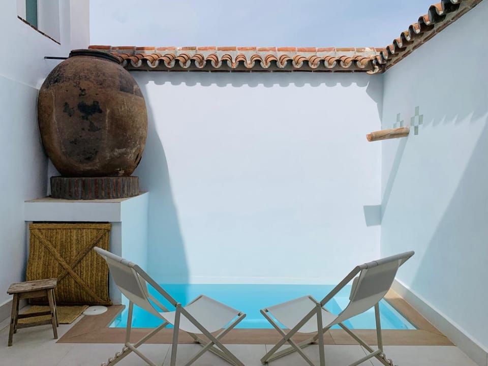 Patio, Balcony/Terrace, Swimming pool, sunbed