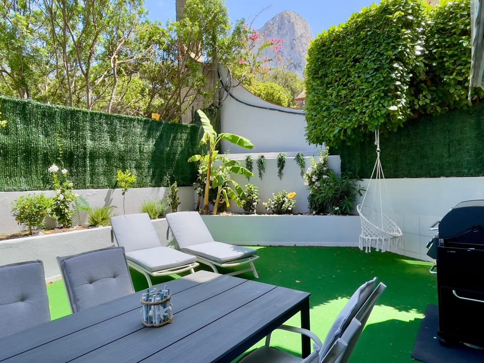 Nearby landmark, Garden, Balcony/Terrace, Seating area, Garden view, Landmark view, Mountain view
