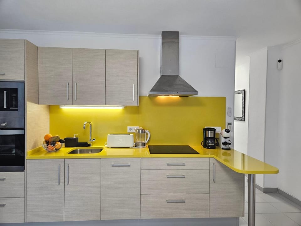 Coffee/tea facilities, Kitchen or kitchenette, dishwasher, stove, toaster, kitchen