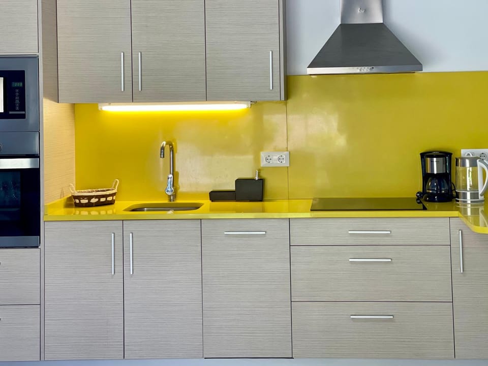 Coffee/tea facilities, Kitchen or kitchenette, stove
