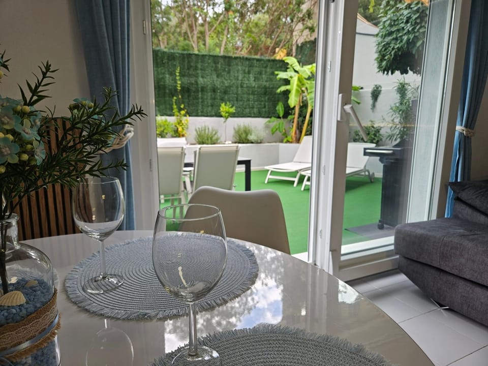 Patio, Living room, Seating area, Dining area