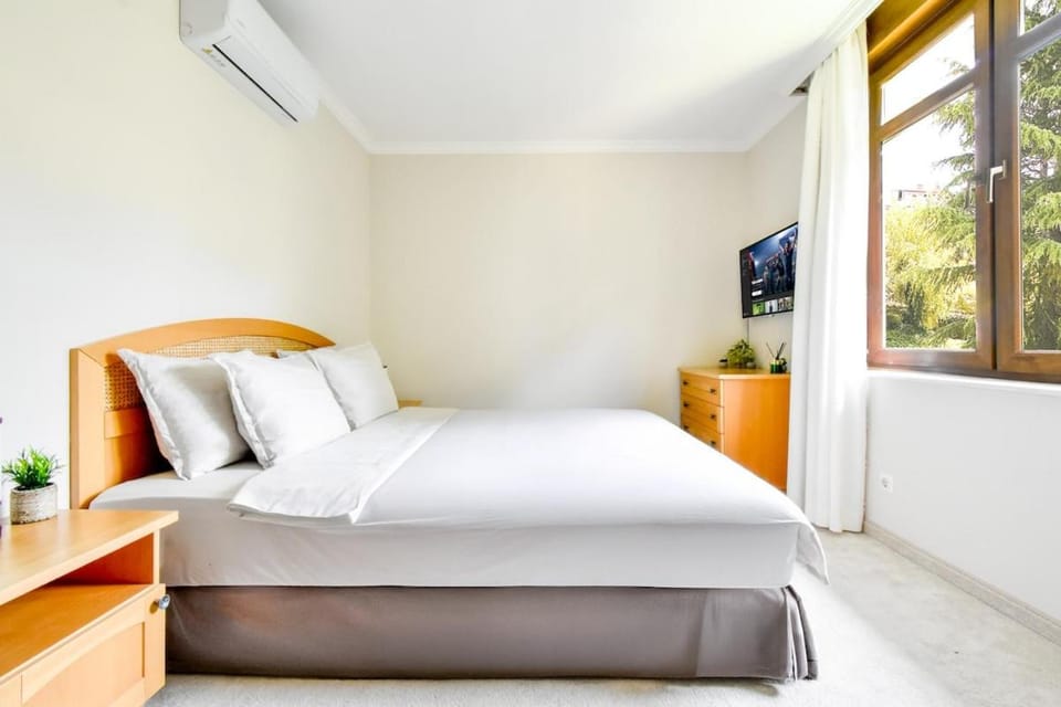 Bed, TV and multimedia, Photo of the whole room, Evening entertainment, Bedroom, air conditioner