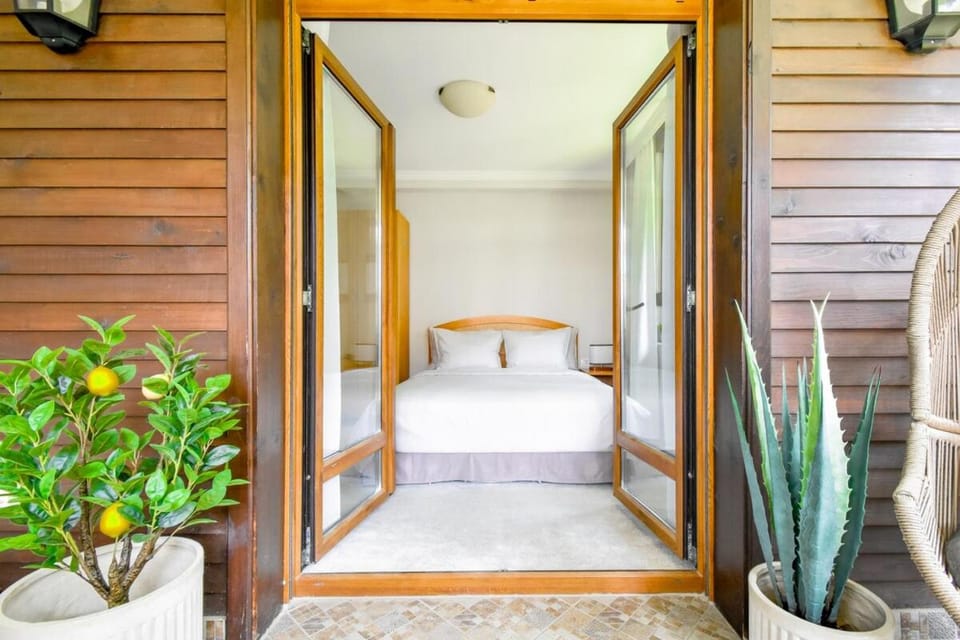 Bed, Garden, Photo of the whole room, Bedroom, Garden view